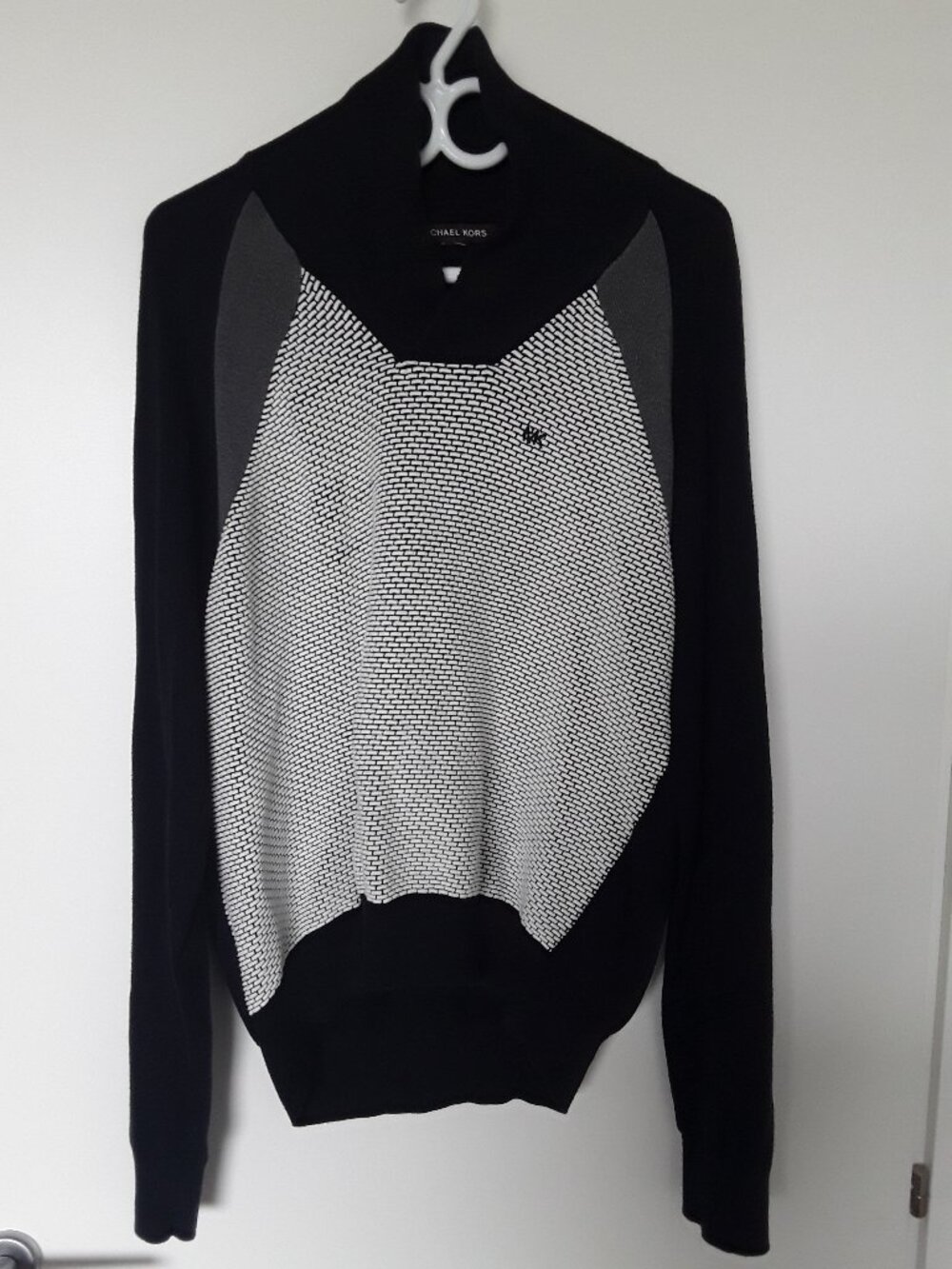 Michael Kors Menβs Sweater β Size L β Black & Gray Textured Knit β VβNeck